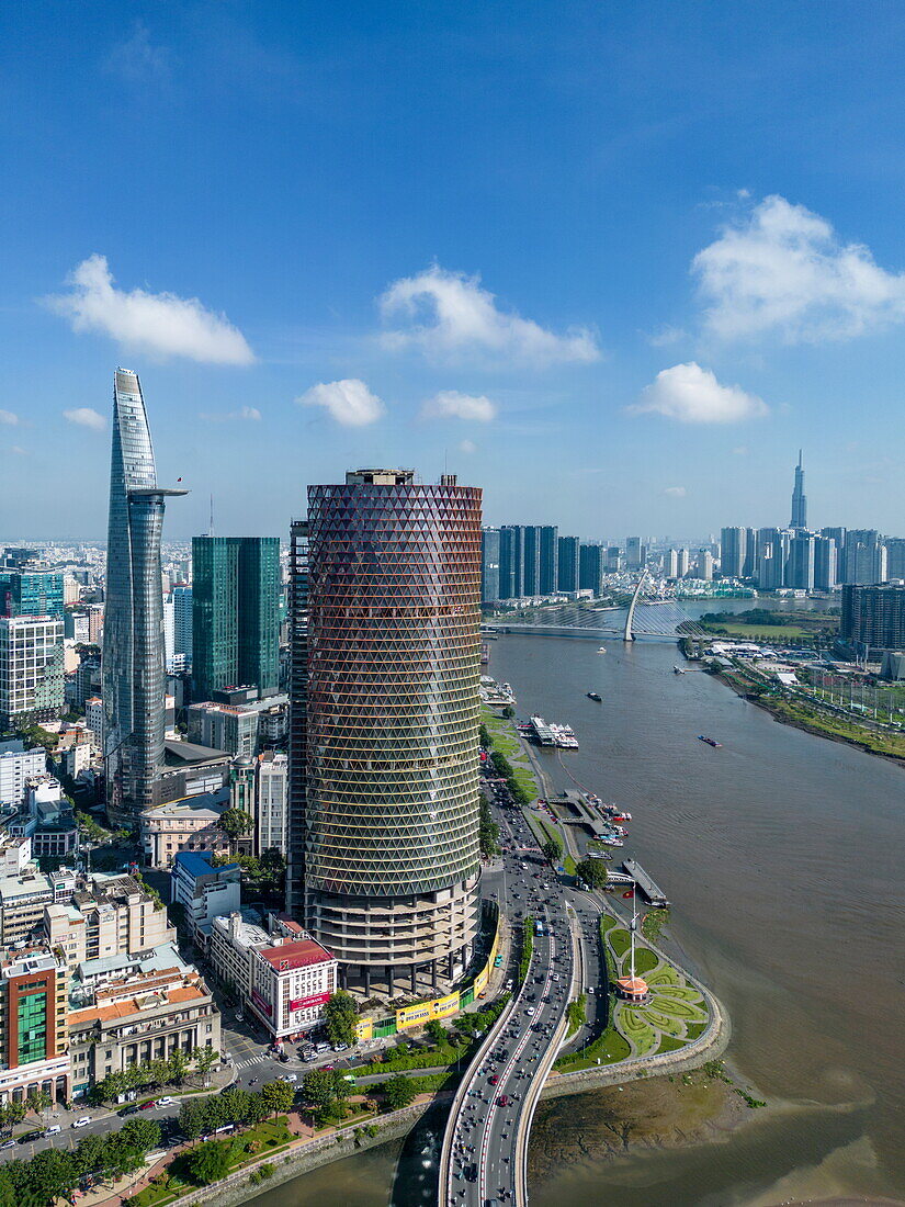 Luftaufnahme eines unfertigen Hochhauses mit dem Bitexco Financial Tower und dem Saigon-Fluss, Quan 4, Ho-Chi-Minh-Stadt, Vietnam, Asien