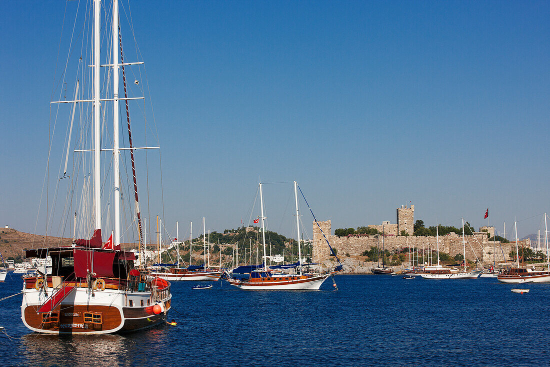 Traditionelle türkische Gulets in der Nähe der mittelalterlichen Burg der Johanniter (Burg St. Peter). Bodrum, Provinz Mugla, Türkei.