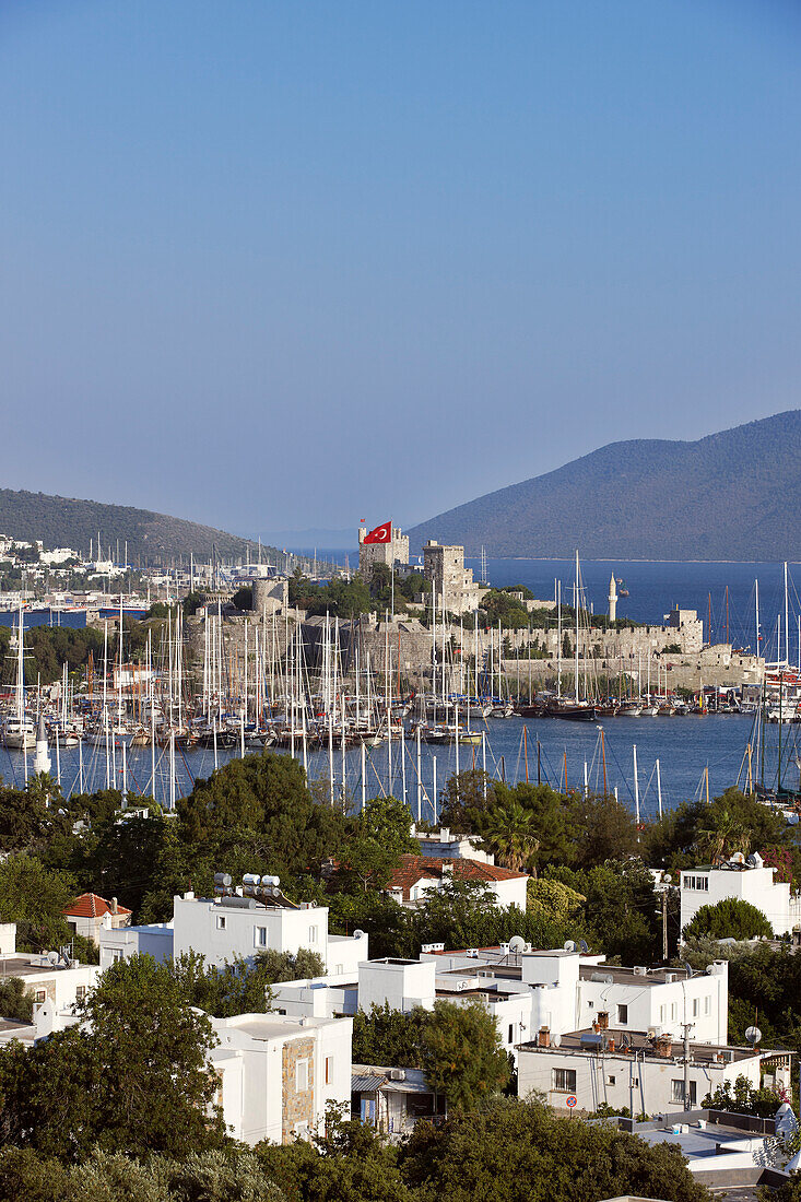 Malerische Aussicht auf die Burg von Bodrum und den Yachthafen voller Boote. Stadt Bodrum, Provinz Mugla, Türkei.