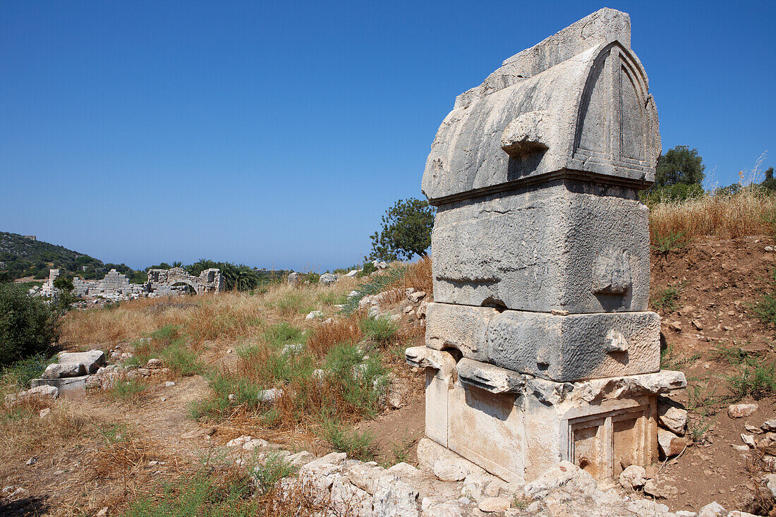  Ein römischer Sarkophag in der Nähe des Modestusbogens in Patara, einer antiken lykischen Stadt im Südwesten der heutigen Türkei. 