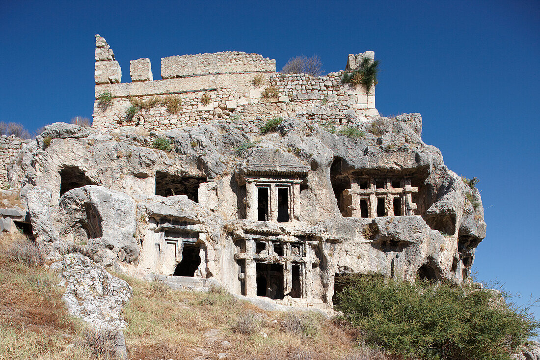  In den Fels gehauene Gräber im Stil lykischer Häuser auf dem Akropolis-Hügel in Tlos, einer antiken lykischen Stadt im Südwesten der heutigen Türkei. 