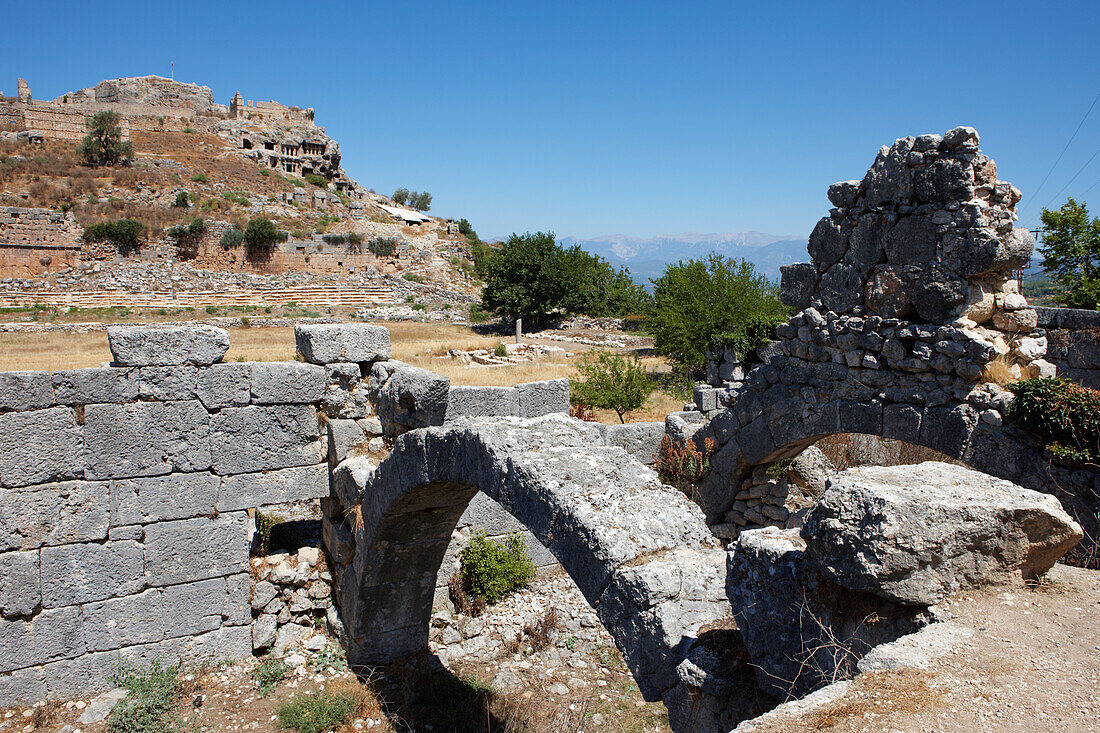  Ruinen einer Markthalle mit dem Akropolis-Hügel im Hintergrund. Tlos, eine antike lykische Stadt im Südwesten der heutigen Türkei. 