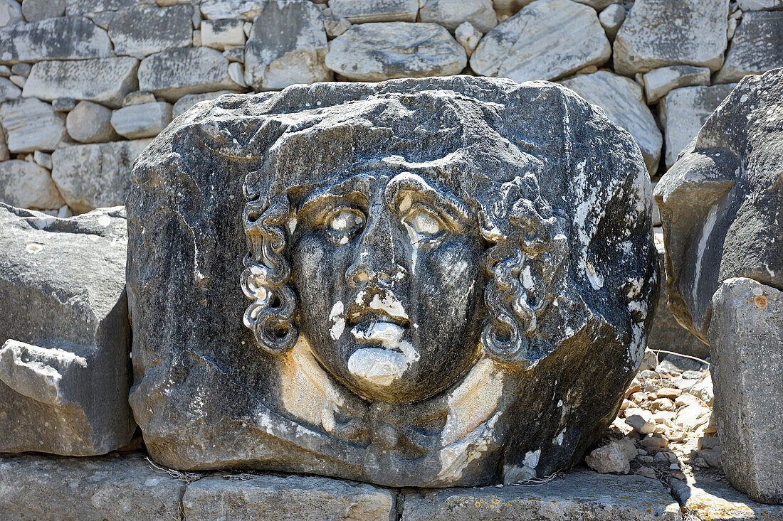  In Stein gemeißeltes Medusenhaupt im Apollontempel von Didyma. Didim, Provinz Aydin, Türkei. 