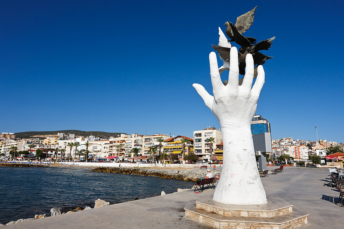  Die Skulptur „Hand des Friedens“ in Kusadasi, Provinz Aydin, Türkei. 