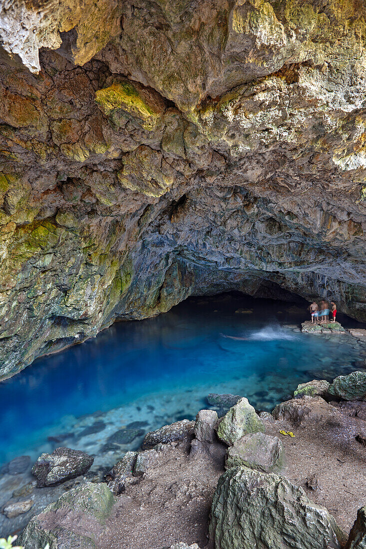  Ein Teich mit kristallklarem Wasser in der Zeus-Höhle in der Nähe von Guzelcamli, Provinz Aydin, Türkei. 