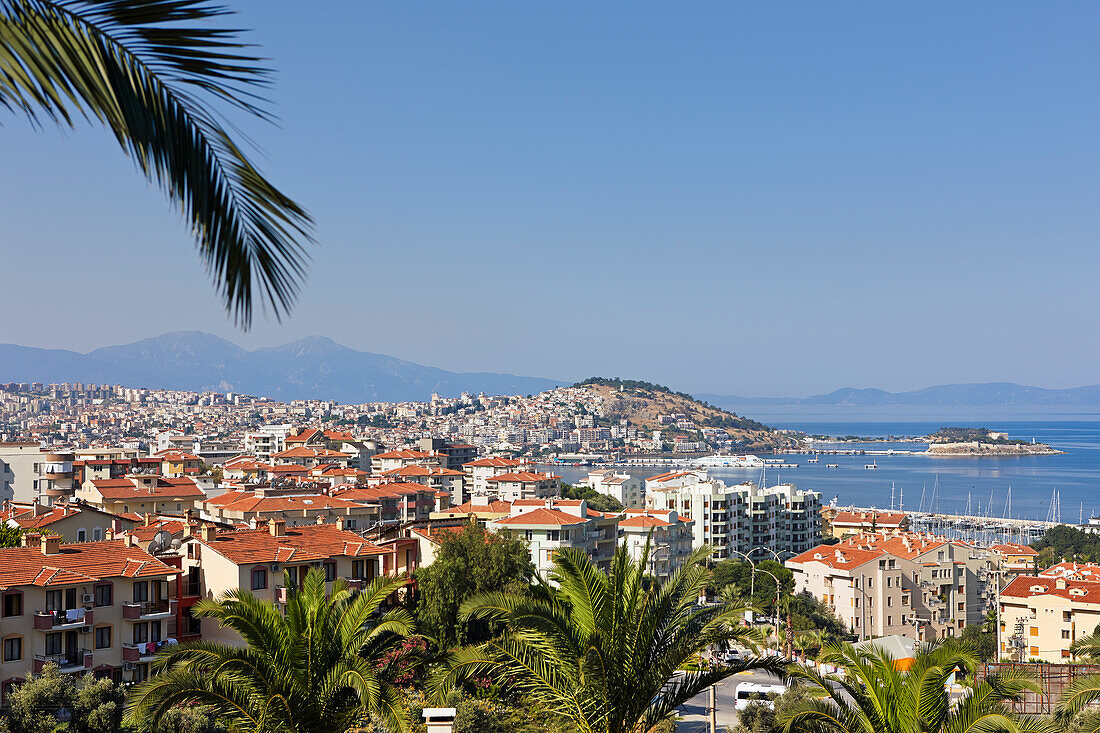 Malerische Aussicht auf Kusadasi, einen großen Ferienort an der Ägäis der Provinz Aydin, Türkei.