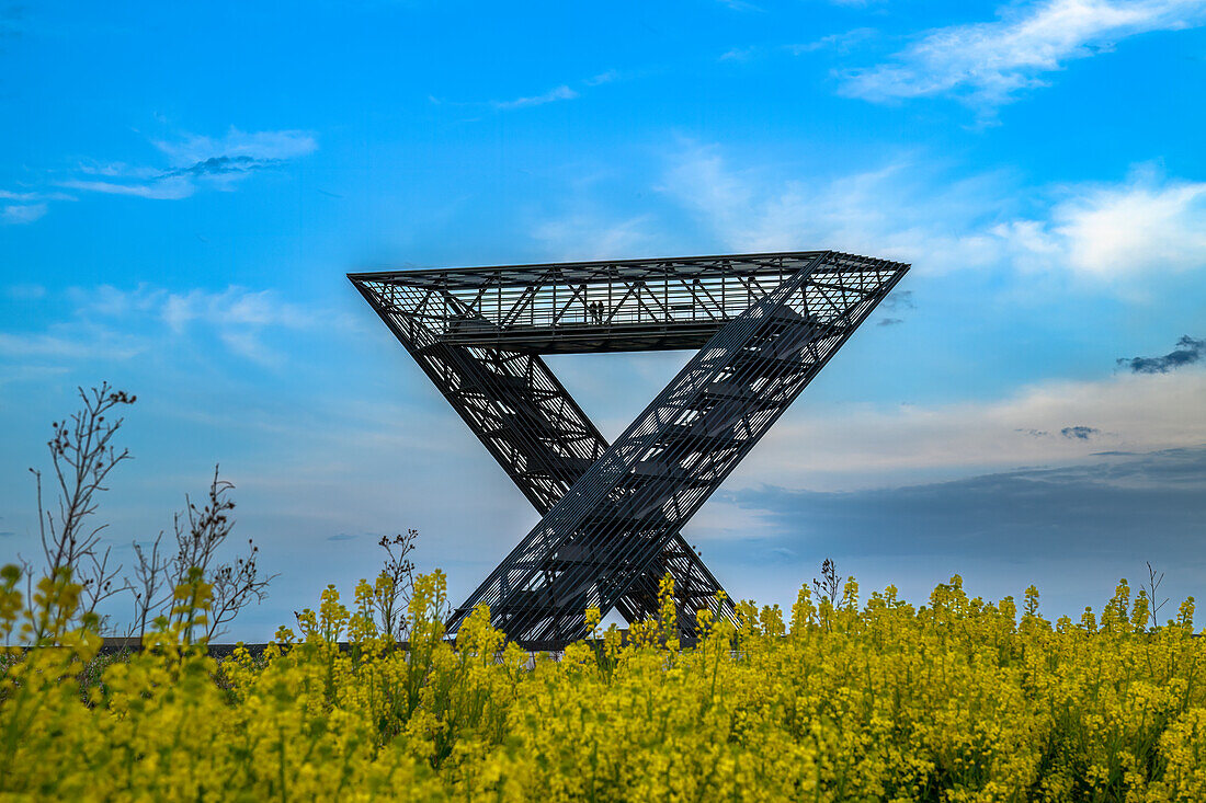 Saarpolygon vor Blumenmeer, Ensdorf, Landkreis Saarlouis, stählerne Skulptur, Denkmal beendeter Steinkohlenbergbau, Saarland, Deutschland