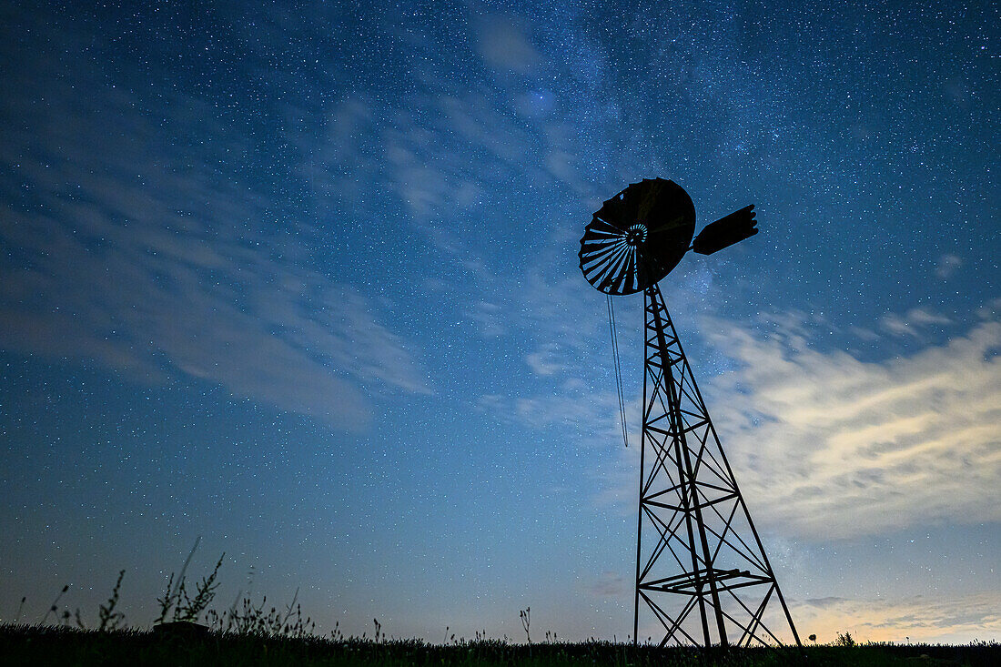  Wind water pump, wind water pump at night, starry sky, Provence-Alpes-Côte d&#39;Azur region, Valensole, Lavender Route \n 