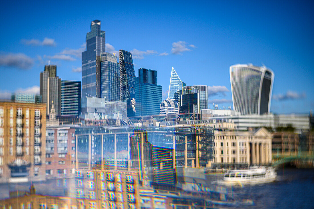 London Skyline von der Millennium Bridge vor Fluss Themse abstrakt mit Spiegelung, City Center, City of London, England