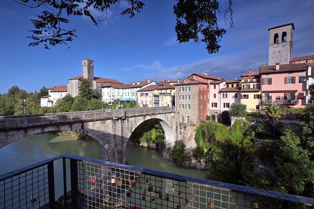 Ansicht an der Ponte Diavolo, Cividale del Friuli mit Turm des Duomo am Fluss Natisone, Friaul, Nord-Italien