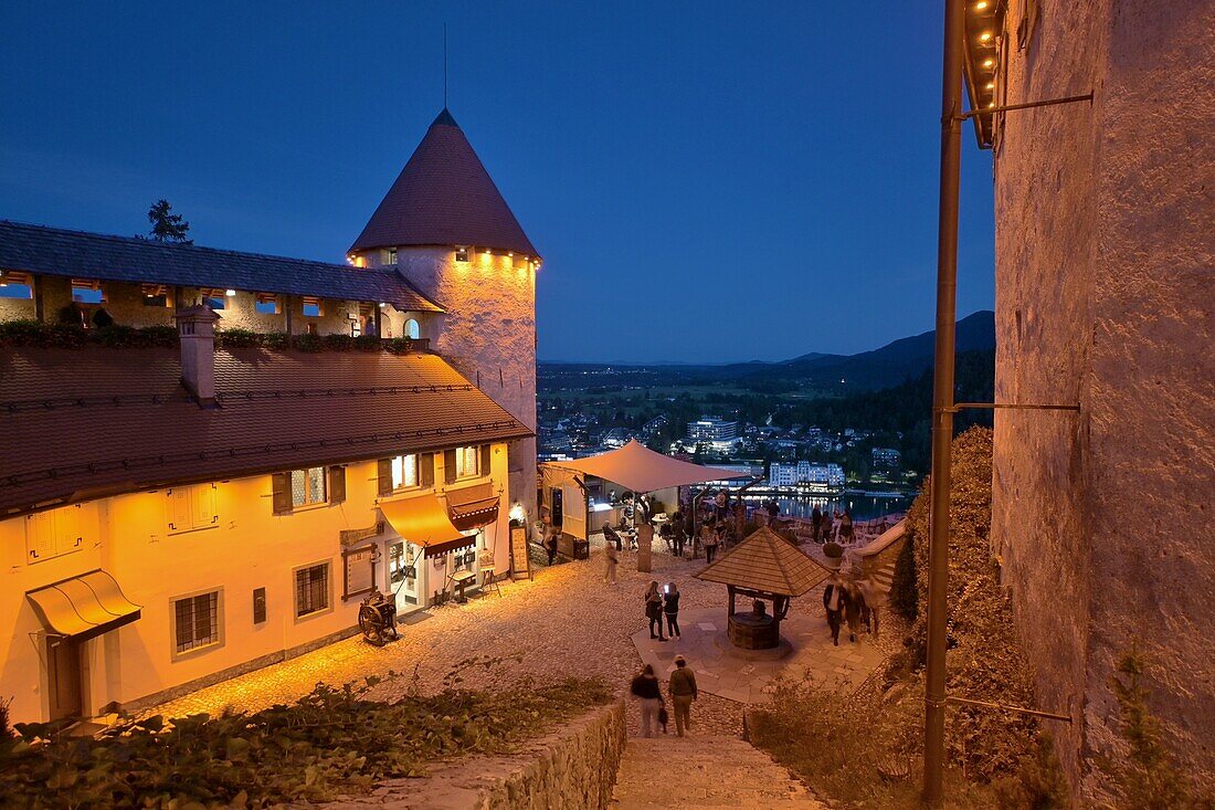 Abends auf der Burg von Bled über dem Bleder See, Julische Alpen, Slowenien