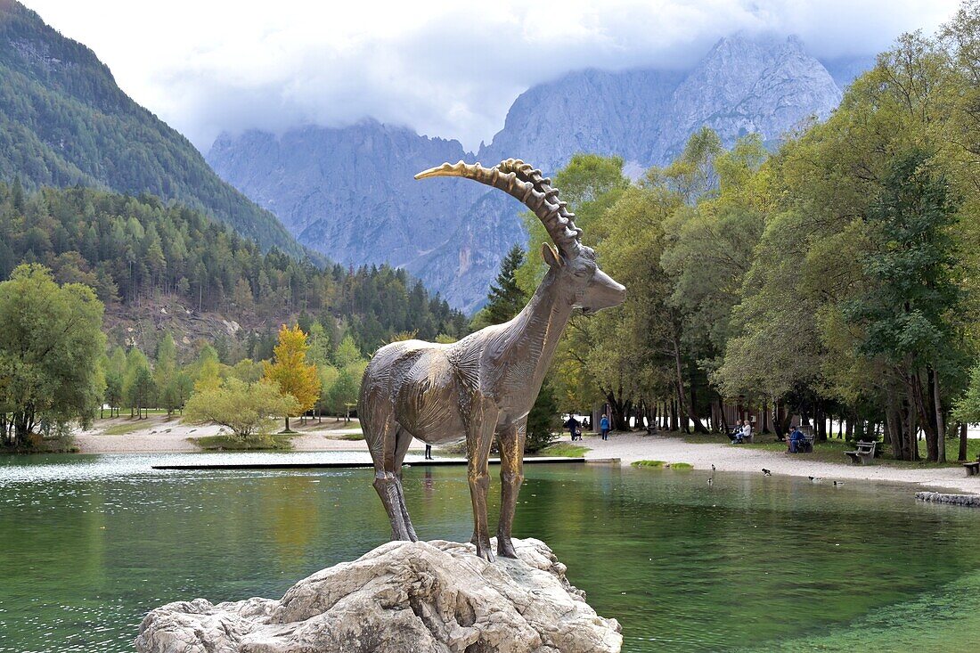 Skulptur Tierfigur Steinbock am Jasna-See bei Kranjska Gora, Julische Alpen, Slowenien