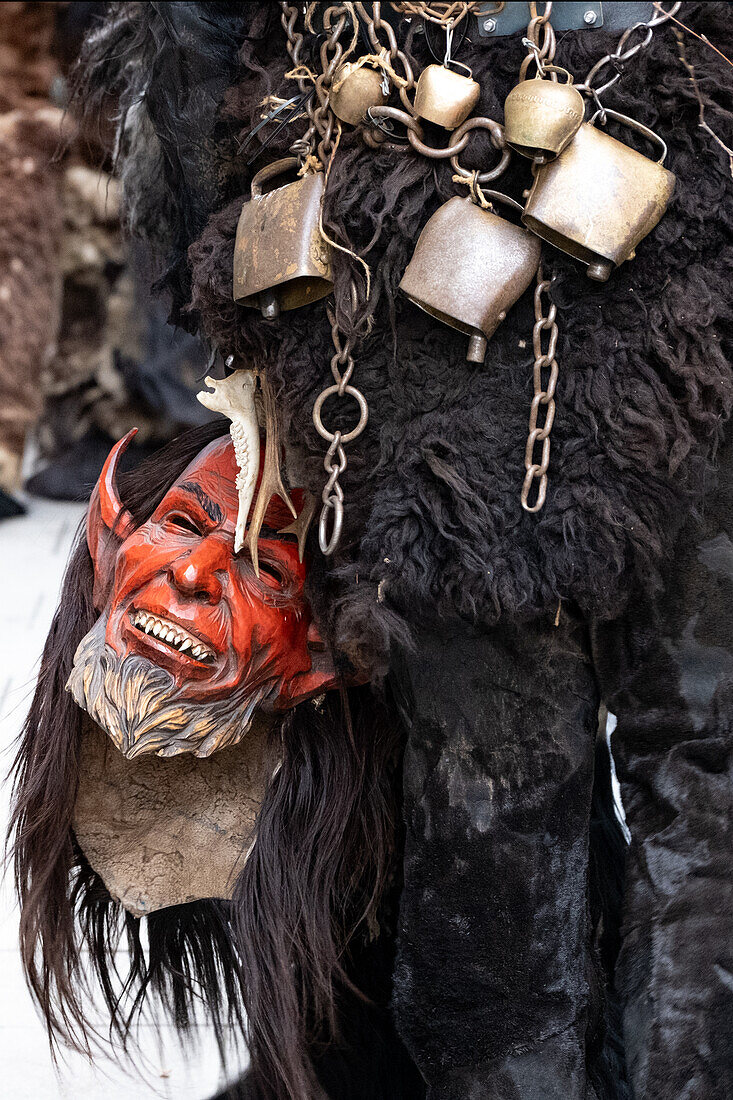 Detailaufnahme Perchtkostum auf dem Krampuslauf in München, Bayern, Deutschland, Europa