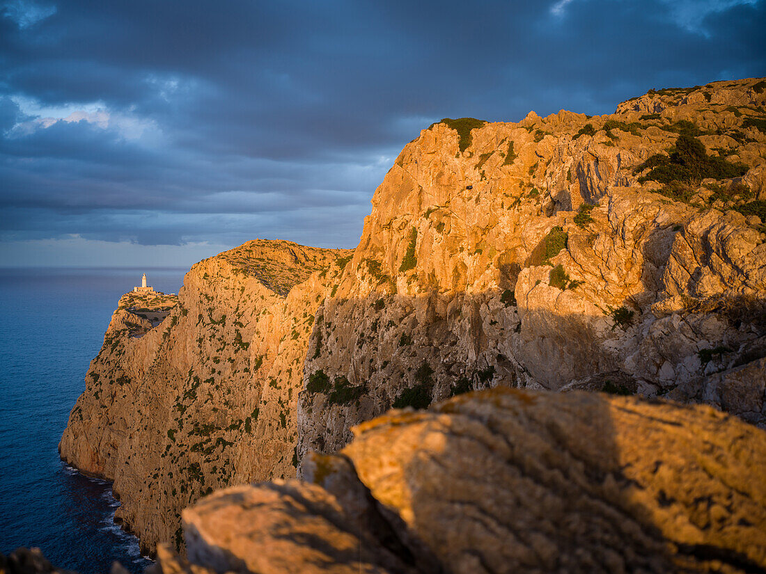  View of the lighthouse at Cap Formentor at sunset, Formentor Peninsula, Serra de Tramuntana, Mallorca, Balearic Islands, Mediterranean Sea, Spain 