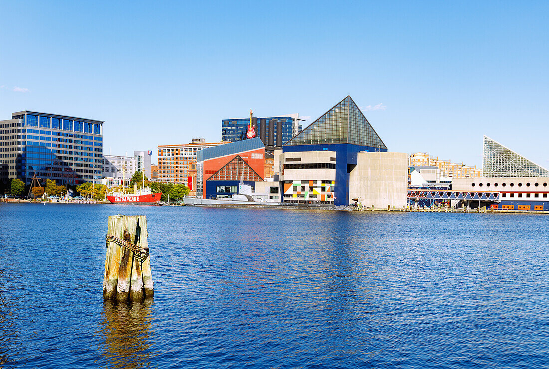 Inner Harbor (Innenhafen) mit National Aquarium und Marine Mammal Pavilion in Baltimore, Maryland, USA