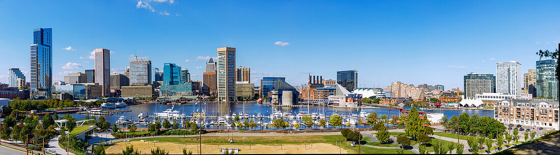 Inner Harbor (Innenhafen) und Rash Field Park vom Federal Hill Park in Baltimore, Maryland, USA