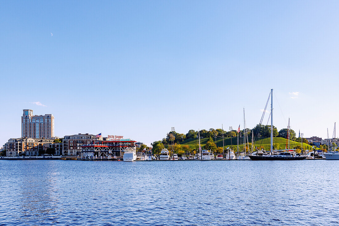 Historic Federal Hill und Inner Harbor Marina mit Rusty Scupper Restaurant in Baltimore, Maryland, USA