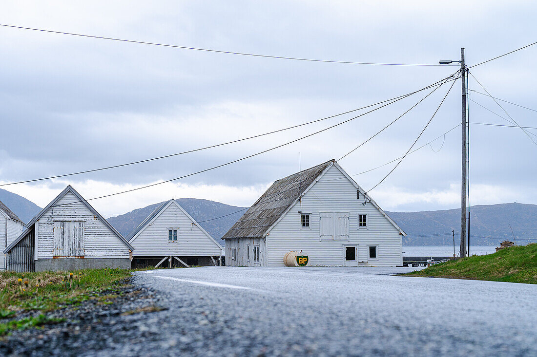 Norwegen, Insel Runde, Häuser am Hafen