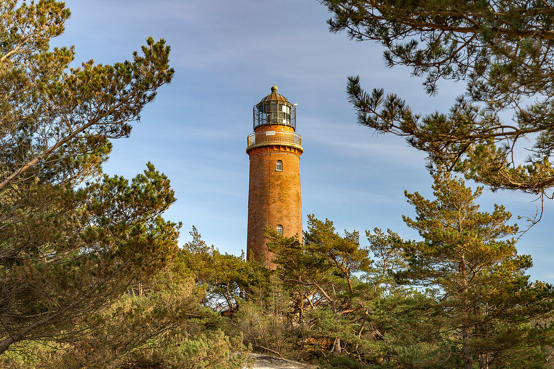 Der Leuchtturm Darßer Ort an der Spitze der Halbinsel Fischland-Darß-Zingst bei Prerow, Mecklenburg-Vorpommern, Deutschland 