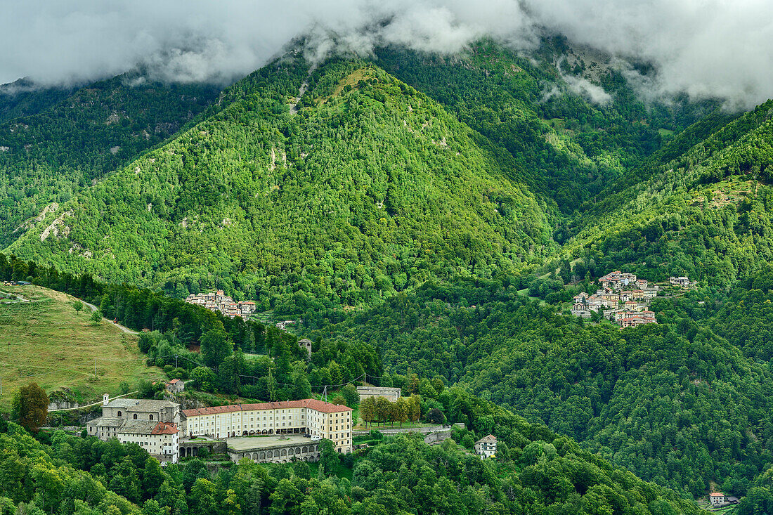 Tiefblick auf Kloster Santuario di San Giovanni d'Andorno, Biella, Alpi Biellesi, Walliser Alpen, Piemont, Italien