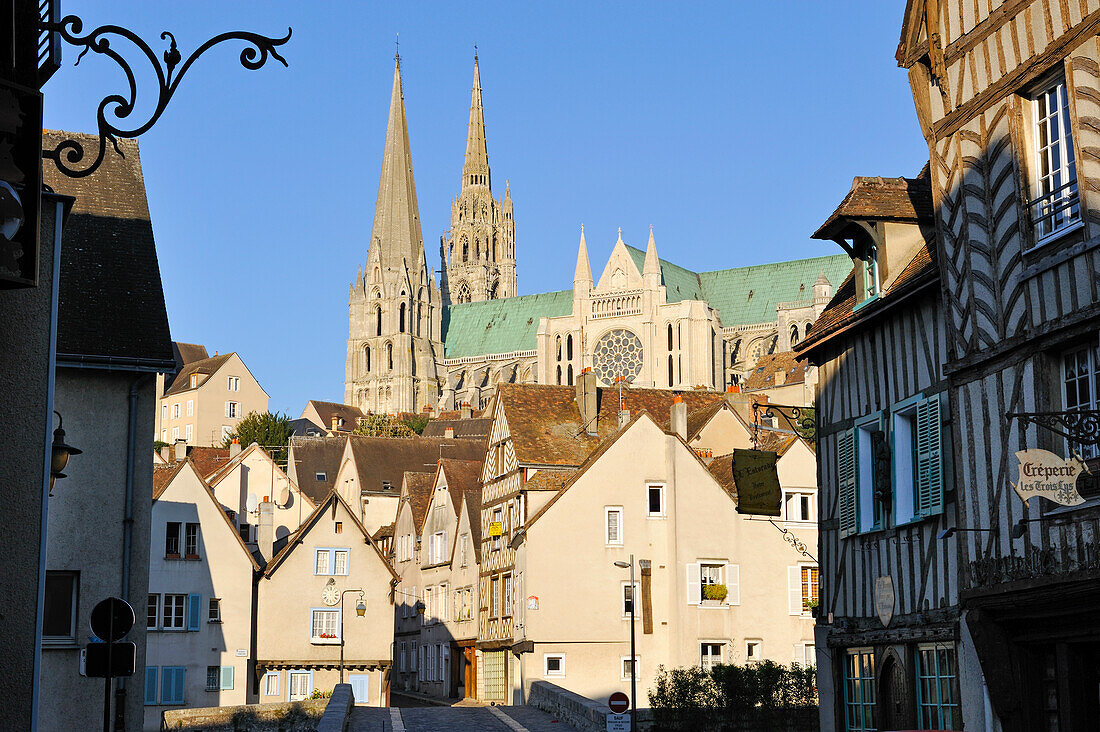 Rue Guillaume mit der Kathedrale Notre Dame, Chartres, Departement Eure-et-Loir, Region Centre, Frankreich, Europa