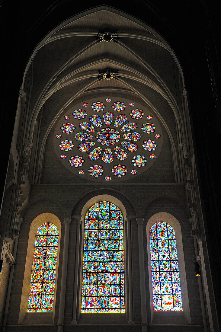 Buntfenster der inneren Westfassade der Kathedrale Notre Dame, Chartres, Departement Eure et Loir, Region Centre, Frankreich, Europa