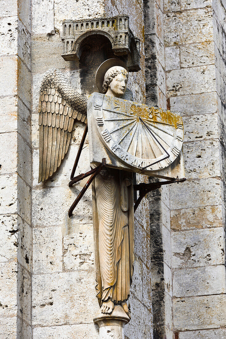 Sonnenuhr mit Engel, Südseite der Kathedrale Notre Dame, Stadt Chartres, Département Eure-et-Loir, Region Centre-Val-de-Loire, Frankreich, Europa