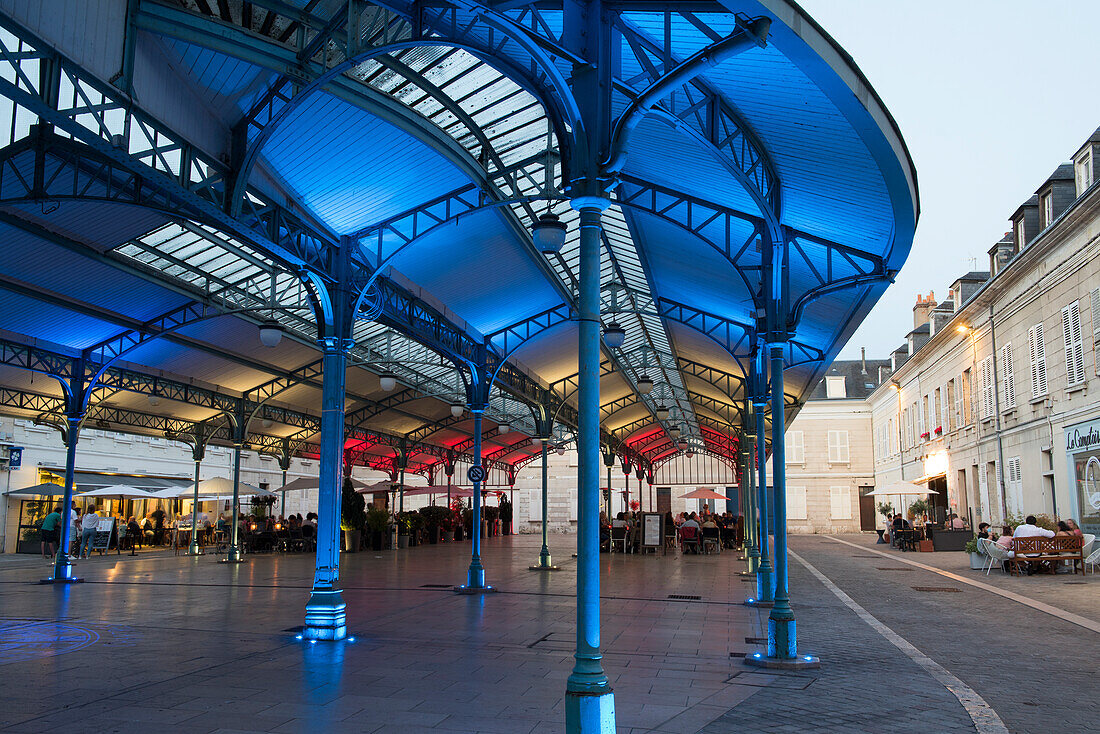 Bunt beleuchtete Markthalle 'Baltard', Place Billard, Stadt Chartres, Departement Eure-et-Loir, Region Centre-Val-de-Loire, Frankreich, Europa