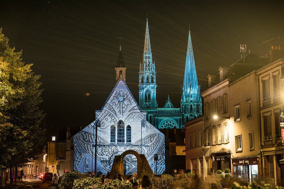 Beleuchtung der Fassade der alten Kapelle Sainte-Foy und Kathedrale Notre Dame, Chartres, Département Eure-et-Loir, Region Centre, Frankreich, Europa