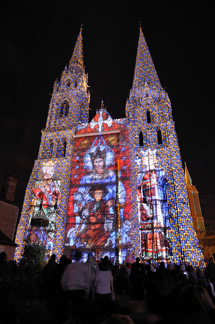 Beleuchtung an der Südfassade der Kathedrale Cathédrale Notre-Dame, Chartres, Departement Eure-et-Loir, Region Centre, Frankreich, Europa