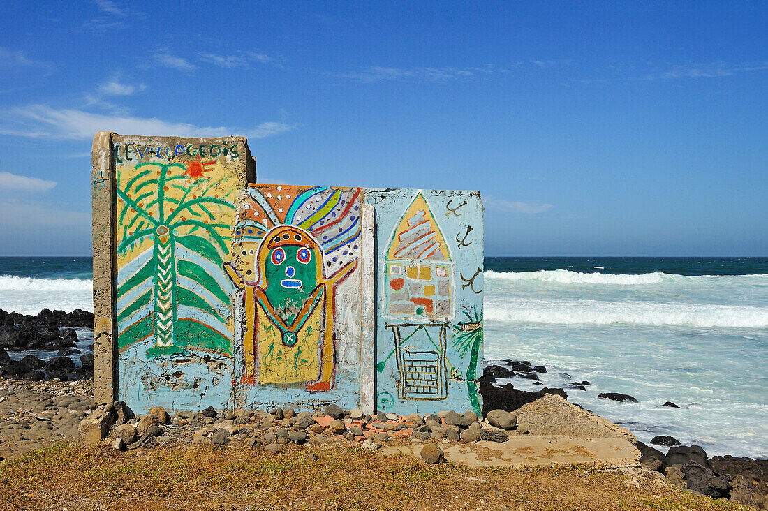 Bunt bemalte Mauer am Strand, Insel Ngor, bei Dakar,  Arrondissement Ngor, Senegal, Westafrika