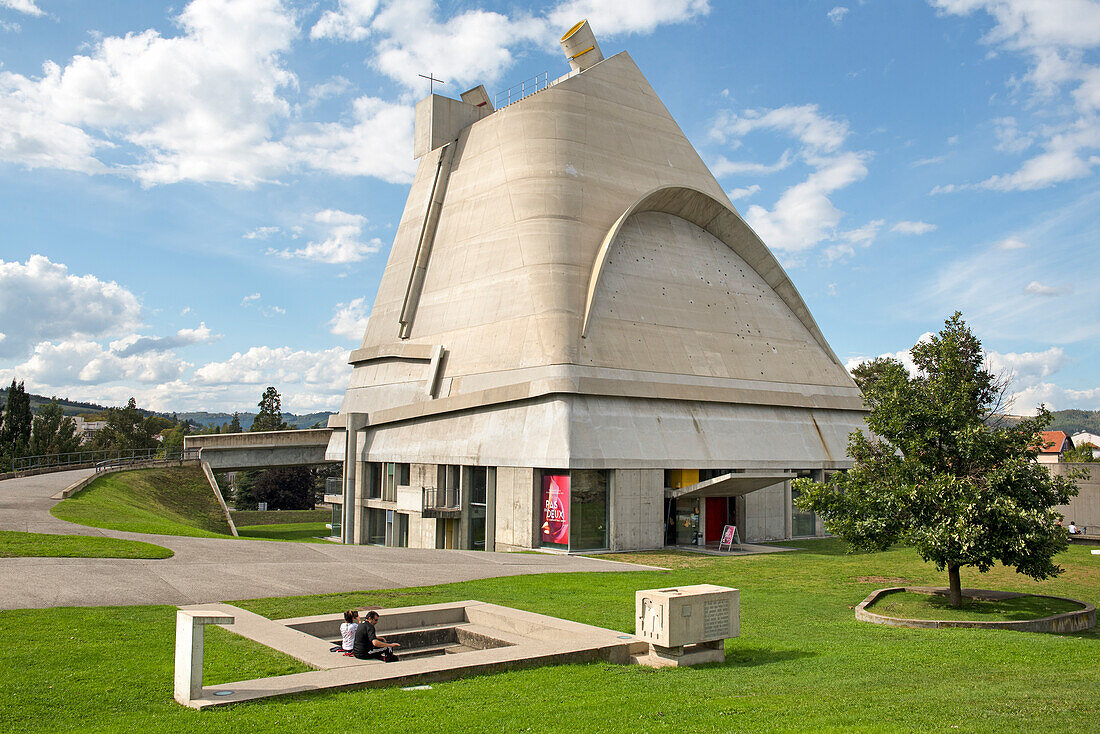 Moderne Kirche St. Peter, Denkmal Le Corbusier, Firminy, Saint-Etienne, Departement Loire, Region Auvergne-Rhone-Alpes, Frankreich, Europa