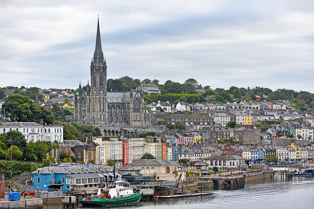 Blick auf Fluss und die Stadt mit St. Colman's Kathedrale in Cobh, Cork Harbour, Cork, Grafschaft Cork, Provinz Munster, Republik Irland, Nordwesteuropa