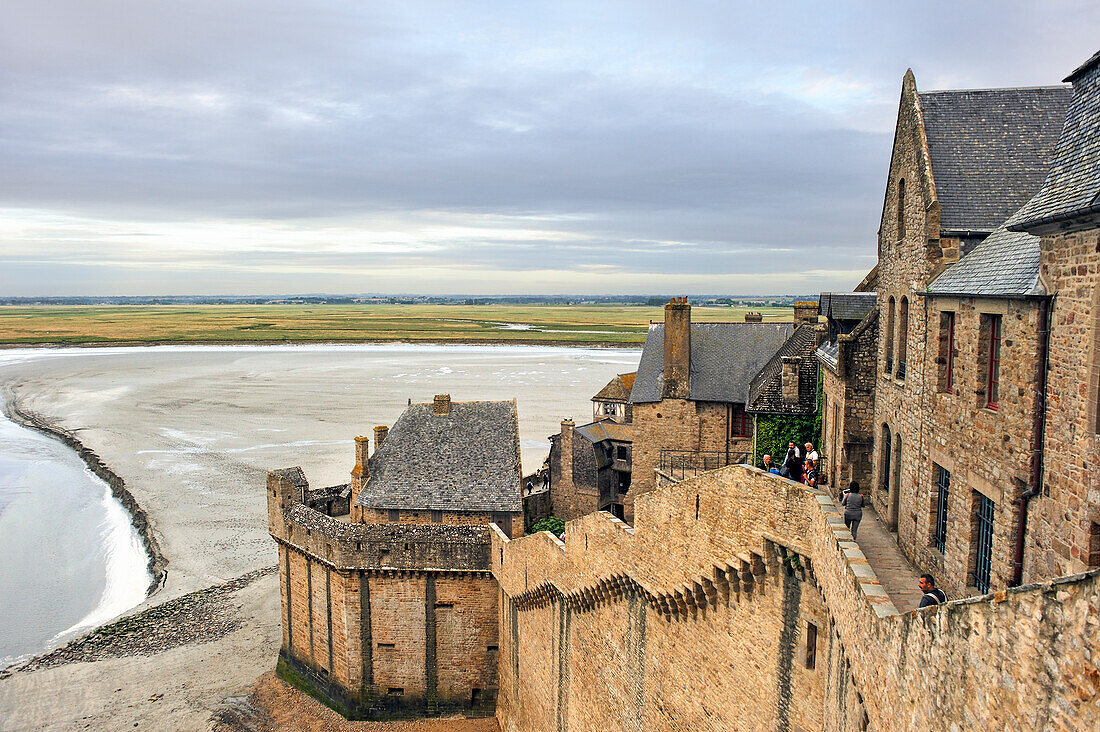 Stadtmauern des Mont-Saint-Michel, Département Manche, Normandie, Frankreich, Europa