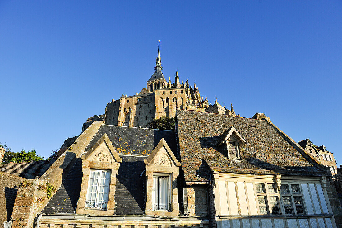 Blick auf die Abtei von der Stadtmauer des Mont-Saint-Michel, Département Manche, Normandie, Frankreich, Europa