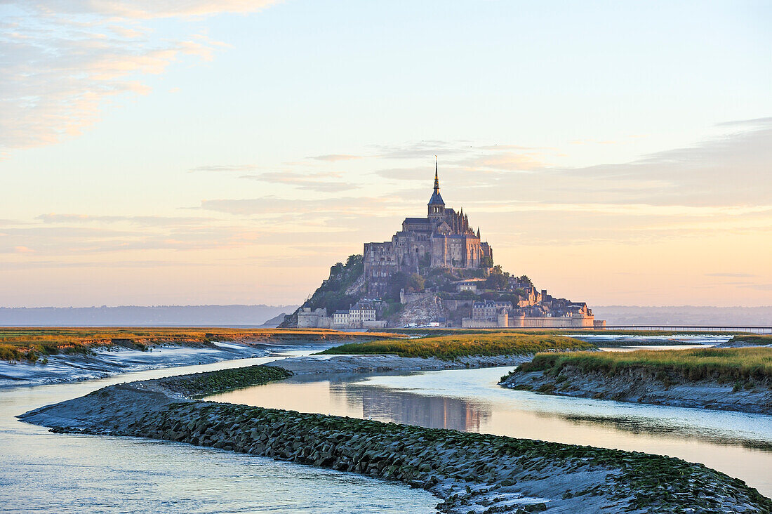 Mont-Saint-Michel in der Mündung des Flusses Couesnon bei Sonnenaufgang, Département Manche, Normandie, Frankreich, Europa