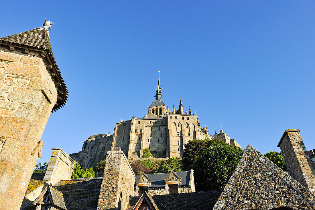 Blick auf die Abtei von der Stadtmauer des Mont-Saint-Michel, Département Manche, Normandie, Frankreich, Europa