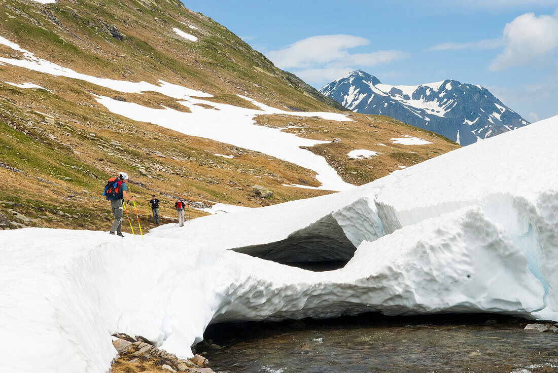 Wanderer entlang des Flusses Reno di Medels, Val Piora, bei Airolo, Kanton Tessin, Schweiz, Europa