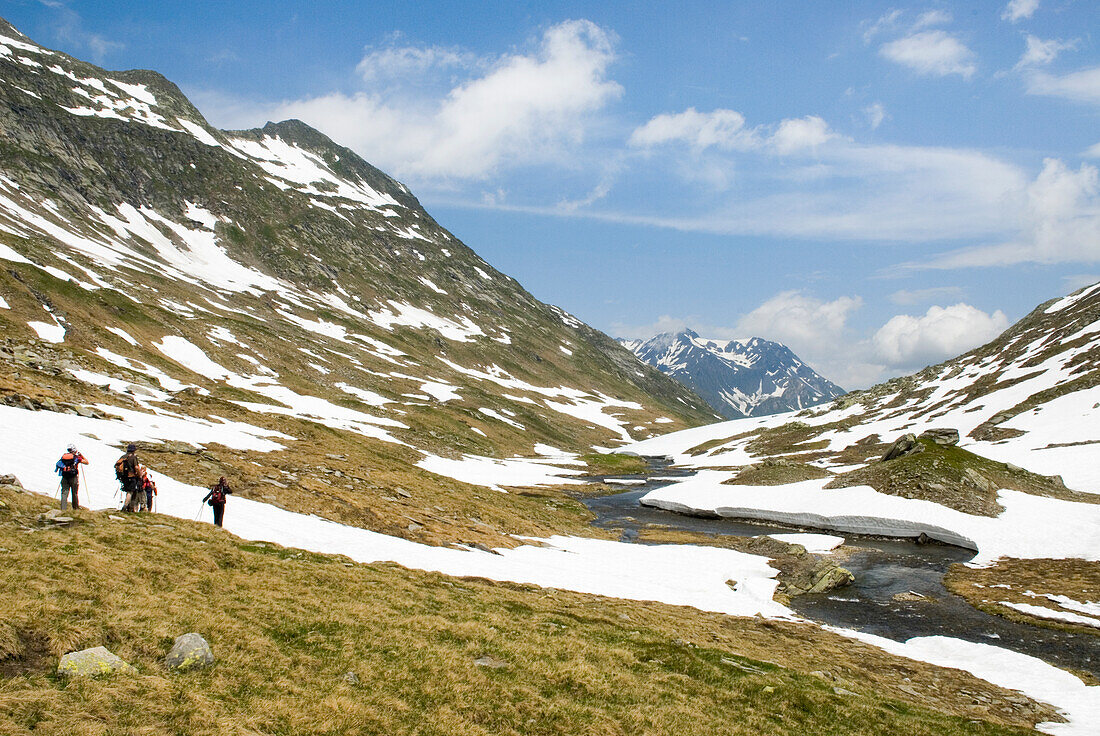 Wanderer entlang des Flusses Reno di Medels, Val Piora, bei Airolo, Kanton Tessin, Schweiz, Europa