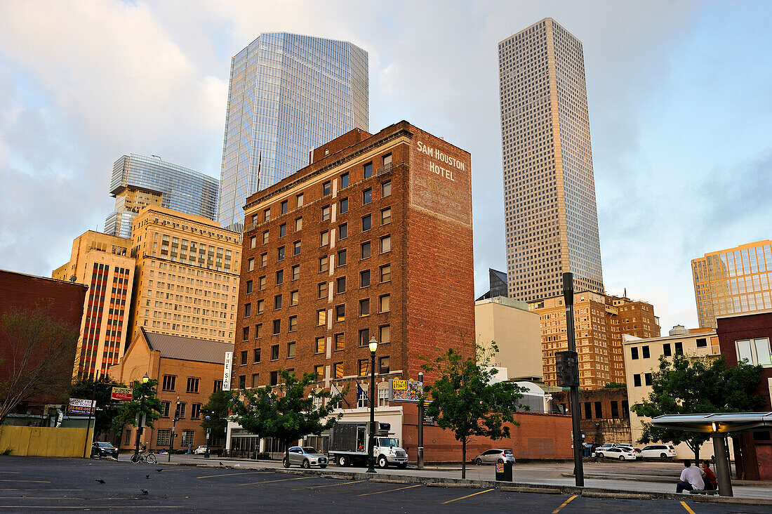 Sam Houston Hotel vor moderner Skyline, Prairie Street, Downtown Houston, Texas, Vereinigte Staaten von Amerika, Nordamerika