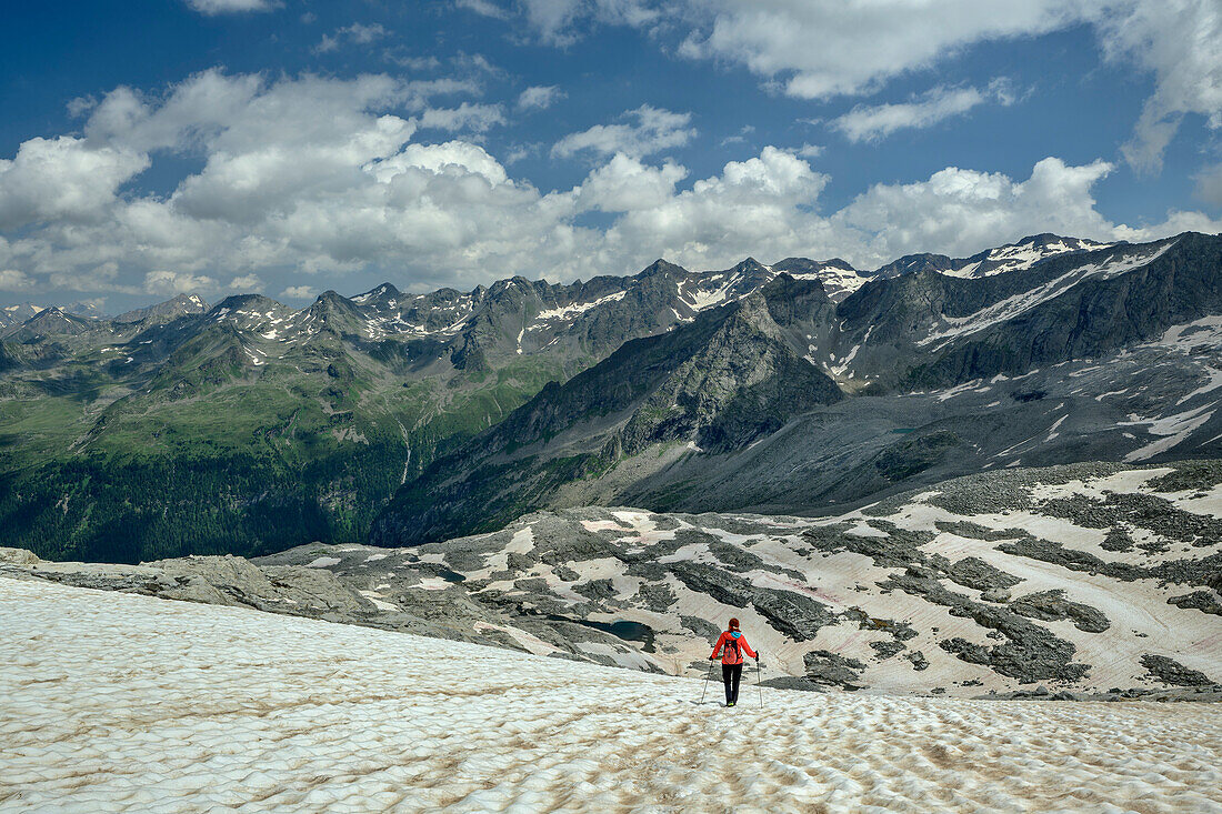 Frau steigt über Altschneefeld vom Magerstein ab, Magerstein, Rieserfernergruppe, Südtirol, Italien 