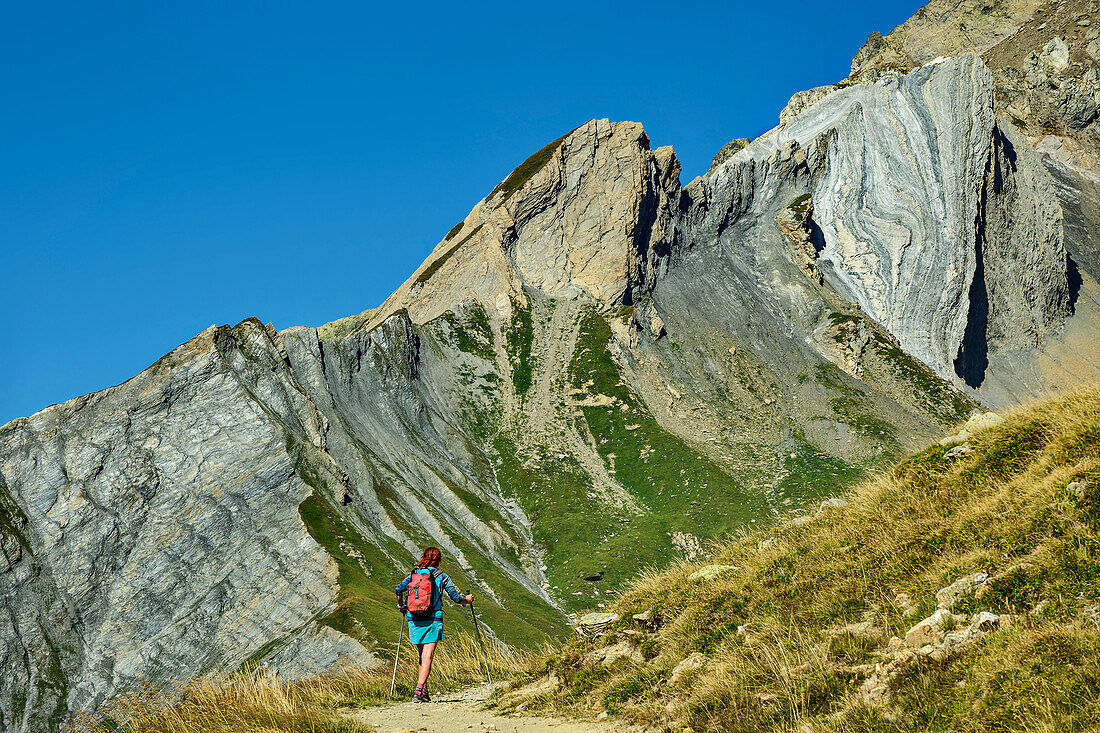 Frau beim Wandern steigt zum Col de la Seigne auf, Val des Glaciers, Tour du Mont Blanc, Mont-Blanc-Gruppe, Grajische Alpen, Haute-Savoie, Hochsavoyen, Frankreich