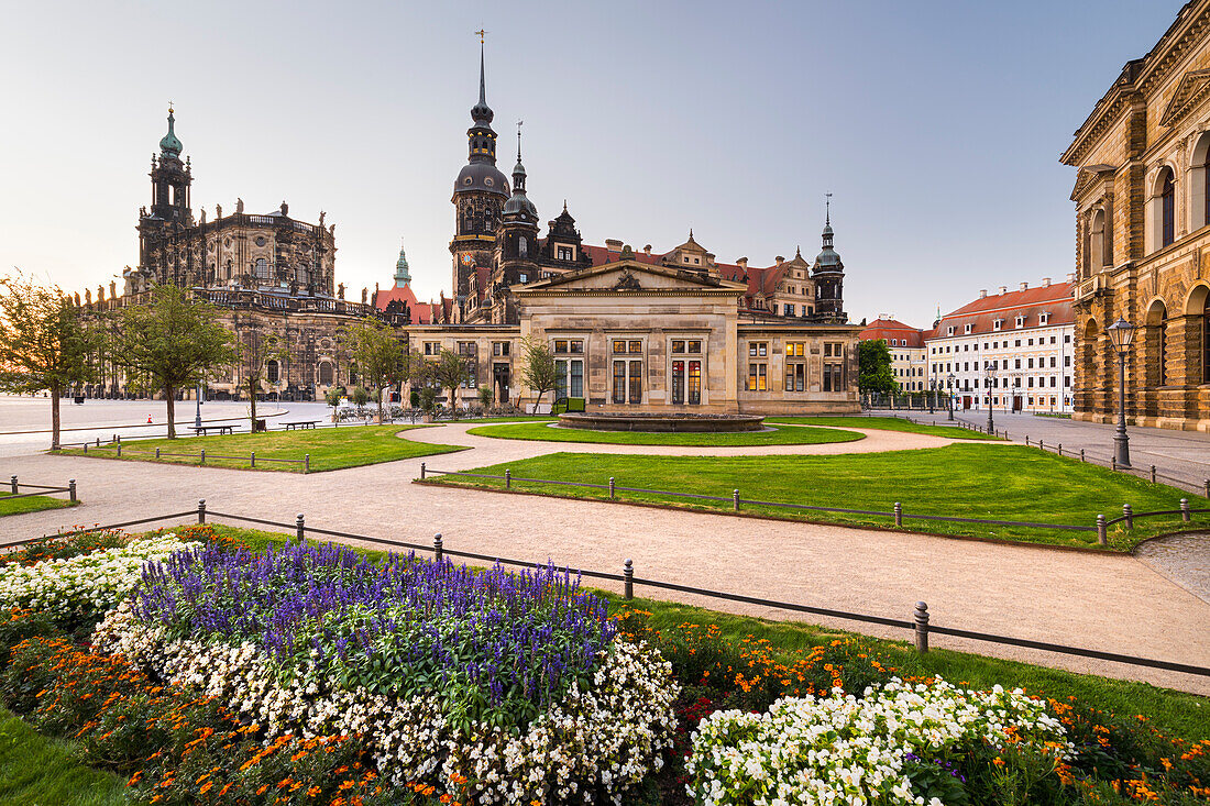 Dresdner Hofkirche, Residenzschloss, Altstädtische Hauptwache Schinkelwache, Theaterplatz, Dresden, Sachsen, Deutschland