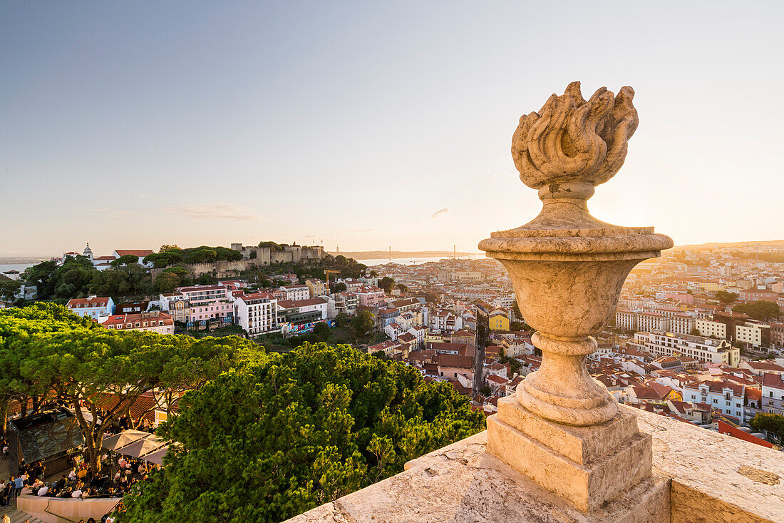 Blick von der Kirche da Graça über Lissabon, Portugal