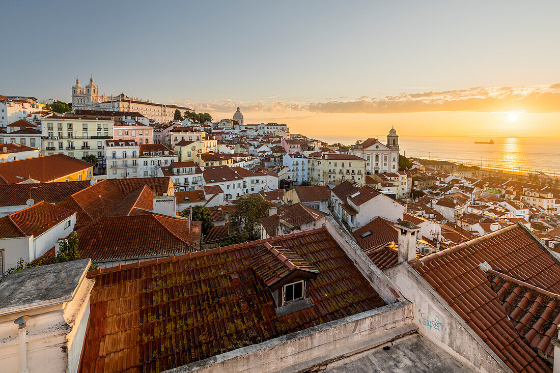 Blick vom Miradouro das Portas do Sol, Kirche São Vicente de Fora, Lissabon, Portugal