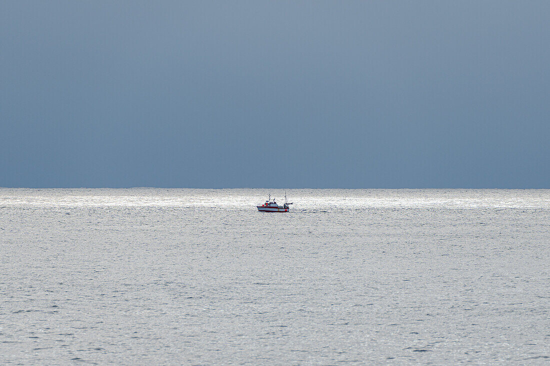 Norwegen, Finnmark, Varangerhalvøya, Vardø, Boot Fischkutter im Meer