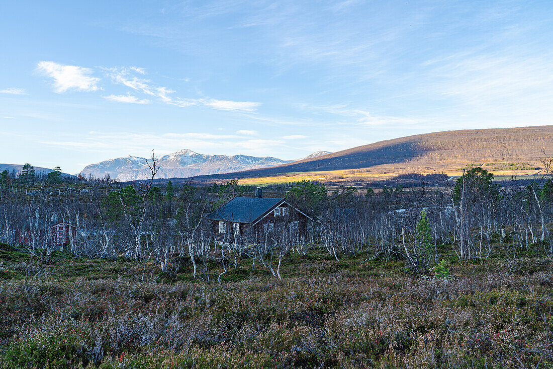 Norwegen, Lyngenalpen, einsame Hütte in der Landschaft