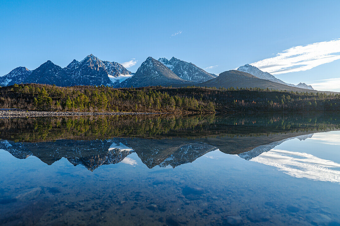 Norwegen, Lyngenalpen, Berge und Wald spiegeln sich im See