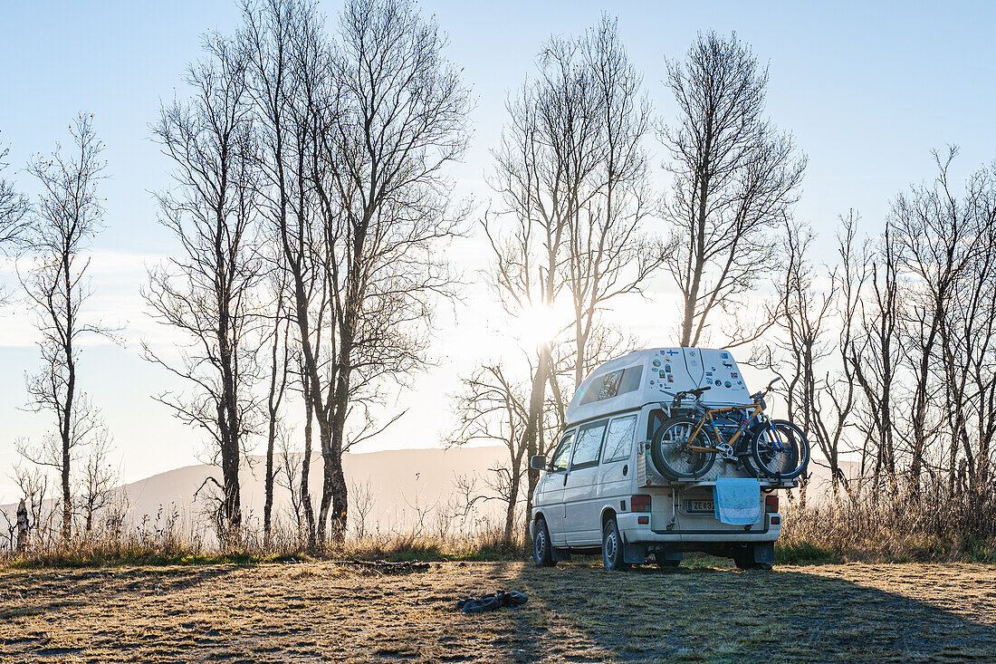 Norwegen, Lyngenalpen, Wohnmobil auf Stellplatz und Bäume