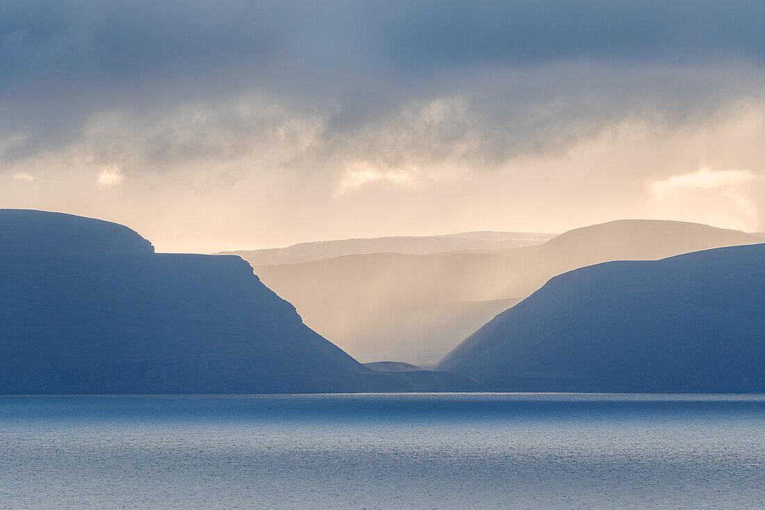 Norwegen, Magerøya, Küstenlandschaft in Lichtstimmung